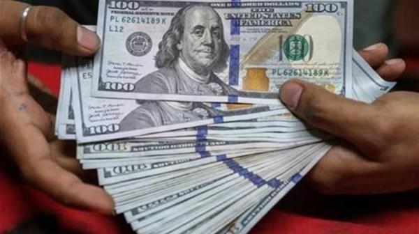الدولار يهبط أمام الجنيه.. تعرف على أسعاره بالبنوك