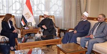   وزير الأوقاف يلتقي السفيرة أميرة فهمي لدى سنغافورة
