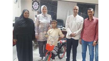 «جميلة» بنت قنا.. «دراجة هوائية» مكافأة للتلميذة الأمينة بقنا