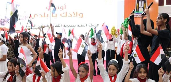 «ولادك يا بلدي».. أطفال الخارجة يكرمون أبطال الوطن