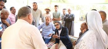   محافظ الوادي الجديد تبحث مطالب المزارعين والمستثمرين ببحيرة باريس