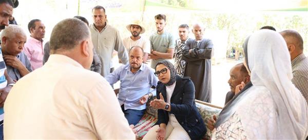 محافظ الوادي الجديد تبحث مطالب المزارعين والمستثمرين ببحيرة باريس