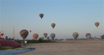 انطلاق 35 رحلة بالون طائر على متنها 840 سائحًا من مختلف الجنسيات بالأقصر