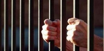 حبس مسجل خطر لحيازته حشيشًا وأسلحة داخل مركب بأوسيم
