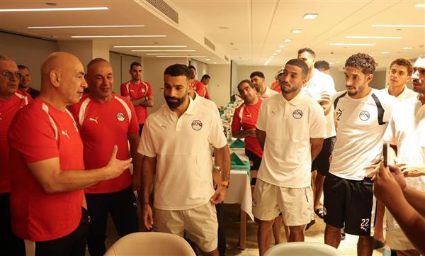 لاعبو منتخب مصر يحتفلون بالتوأم حسن بعد تجديد التعاقد حتى 2030