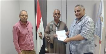 محافظ أسيوط: تسليم عقود لتقنين أوضاع أراضي أملاك الدولة للمواطنين المستحقين بأبنوب