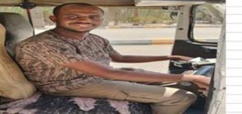 محافظ أسوان يكرم سائق "توك توك" لإعادته مبلغ 5 آلاف دولار لسائح إنجليزي