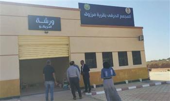 رئيس مركز بلاط بالوادي الجديد يتفقد المجمع الحرفي بقرية مرزوق