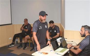 الجهاز الفني لمنتخب الشباب يلقي محاضرة تحفيزية على اللاعبين