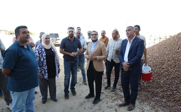 محافظ الوادي الجديد تتفقد أعمال إنشاء أحدث مصنع لتعبئة التمور بالخارجة