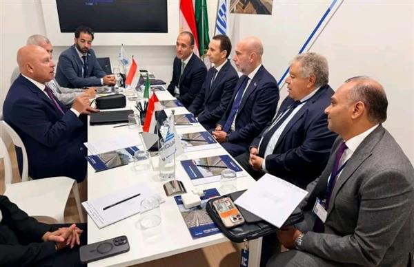 وزير النقل يتفقد جناح شركة سالشيف الايطالية ويلتقي رئيس مجلس إدارة الشركة