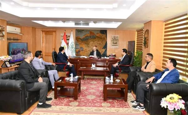 محافظ الفيوم يناقش استعدادات إقامة مهرجان تونس للخزف والحرف اليدوية