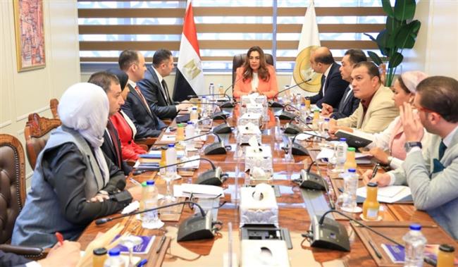 وزيرة التنمية المحلية والبيئة تتابع مع محافظ دمياط الوضع الراهن لمنظومة المخلفات الصلبة