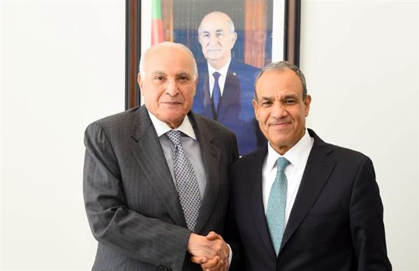 وزير الخارجية يبحث مع نظيره الجزائري دفع التعاون والتنسيق إزاء القضايا الإقليمية.