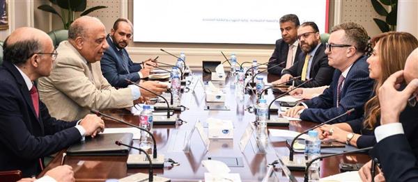 وزيرا الكهرباء والتخطيط يبحثان استغلال محطات الكهرباء في تحلية المياه