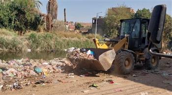   أسيوط ترفع مخلفات القمامة من قرى جرف سرحان وبني يحيى وشلش