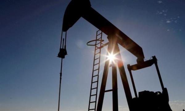 رويترز: العقود الآجلة للخام الأمريكي تهبط 2% إلى 92.65 دولارا للبرميل