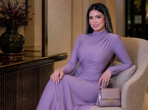 إيناس عز الدين تخطف الأنظار بإطلالة موف أنيقة في بيت الأزياء السعودي بجدة.. صور