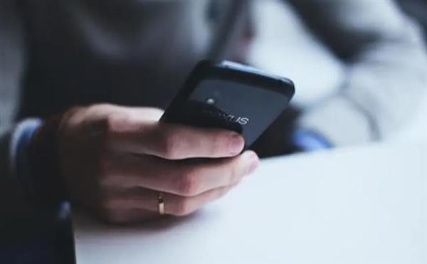 هل إفشاء أحد الزوجين أسرار البيوت منهي عنه شرعًا.. الإفتاء تجيب