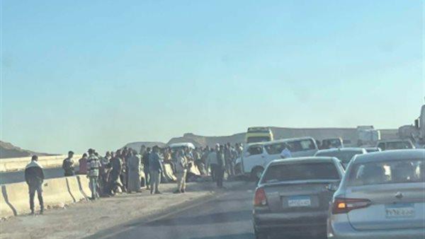 مصرع 4 وإصابة 9 أخرين في انقلاب ميكروباص بالطريق الأوسطي