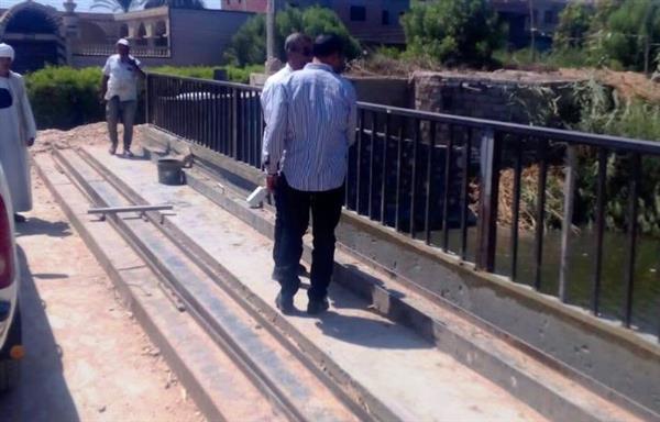 استعدادًا لافتتاحه.. الانتهاء من تركيب حواجز كوبري البلابيش بحري بسوهاج