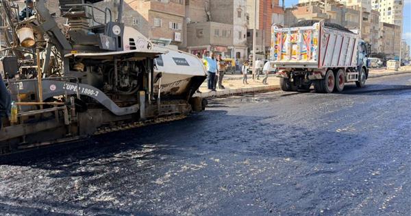 محافظ كفرالشيخ يتابع رصف طريق المستشفى بمطوبس