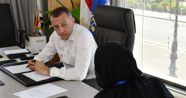محافظ أسوان يستجيب لـ40 مواطنًا.. مساعدات وفرص عمل وباكيات بالسويقات
