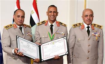 وزير الدفاع يكرم عدداً من القادة الذين أوفوا العطاء بالقوات المسلحة