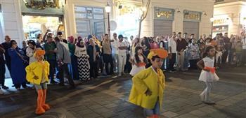 جمهور "شارع الفن" بالإسكندرية يتفاعل مع عروض الموسيقى والفنون شعبية