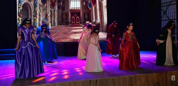 محافظ الدقهلية يشهد «ضحكة ليلى والسبع غربان» بالمنصورة