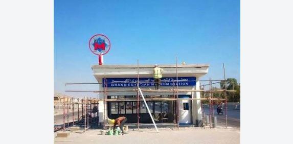 مصرع طالبين وإصابة 3 آخرين.. تفاصيل حادث سيارة اصطدمت بسور مترو المتحف الكبير