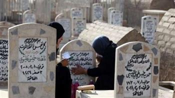 حكم المسح على القبر وتقبيله