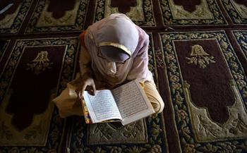 هل يجوز للمرأة قراءة القرآن بدون حجاب؟