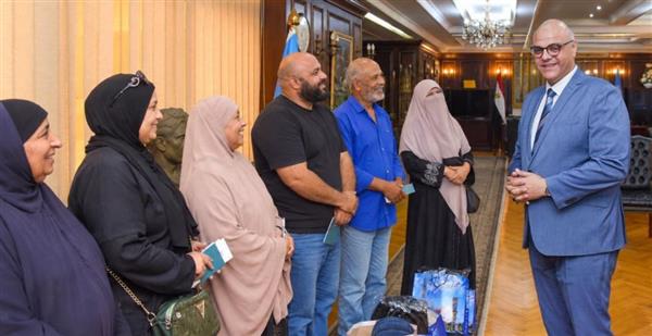 الإسكندرية تسلم 6 رحلات عمرة لوالدي شهيدي الواجب