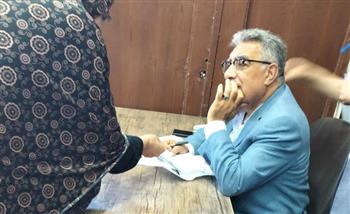   مرزوق يجلس بين مواطني ويستمع إلى شكواهم 