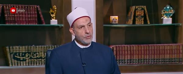 أمين الفتوى: الاستناد عند القيام من السجود لا يُبطل الصلاة في هذه الحالة