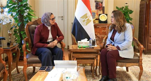 وزيرة التنمية المحلية تتابع مع محافظ الوادي الجديد المشروعات التنموية