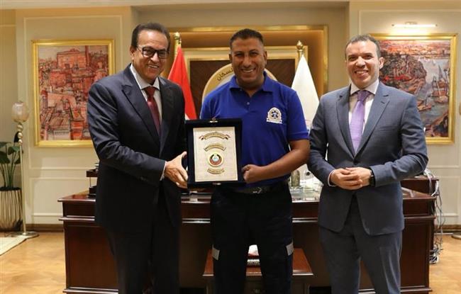 وزير الصحة يكرّم أبطال إسعاف بني سويف بعد إنقاذ حياة أب