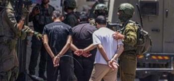 قوات الاحتلال تعتقل مالايقل عن 19 فلسطينيا من الضفة الغربية