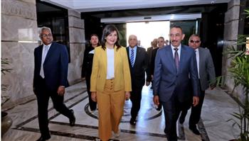   محافظ سوهاج يستقبل السفيرة نبيلة مكرم