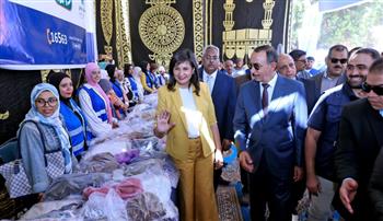   محافظ سوهاج والسفيرة نبيلة مكرم يتفقدان القافلة الشاملة للتحالف الوطني