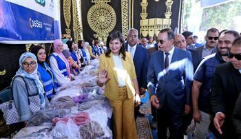 محافظ سوهاج والسفيرة نبيلة مكرم يتفقدان القافلة الشاملة للتحالف الوطني
