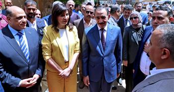   محافظ سوهاج ونبيلة مكرم يتفقدان قافلة «إيد واحدة» لخدمة الأهالي