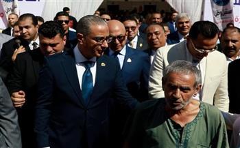 محافظ الجيزة يستجيب لمسن استوقفه خلال جولته ويوجه بتوفير الرعاية الطبية اللازمة له