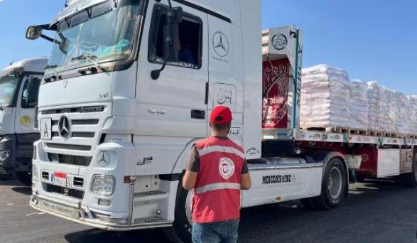 أطنان من الغذاء.. الهلال الأحمر المصري يدفع بقافلة مساعدات جديدة نحو غزة