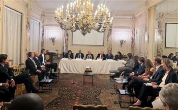 وزير الاستثمار والتجارة الخارجية يعقد اجتماعًا موسعًا مع مستثمرين ومؤسسات مالية عالمية في باريس