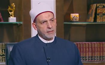 هل إبعاد الأطفال بالإشارة أثناء الصلاة يبطلها؟.. أمين الفتوى يوضح الحكم