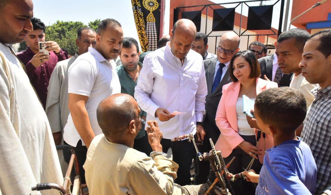 من قلب الشارع.. محافظ أسيوط يستمع لمسن ويستجيب لطلبه