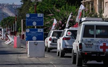 الصليب الأحمر يعلن نقل 5 محتجزين لدى إسرائيل إلى لبنان