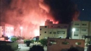 الحماية المدنية تدفع بمزيد من سيارات الإطفاء للسيطرة على حريق مصنع كرتون العبور 